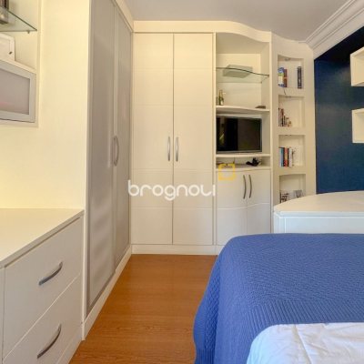 Apartamento com 325m², 4 quartos (sendo 2 suítes), 3 garagens, no bairro Centro em Florianópolis