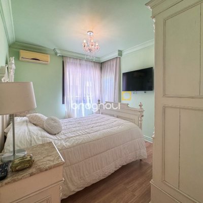 Apartamento com 325m², 4 quartos (sendo 2 suítes), 3 garagens, no bairro Centro em Florianópolis