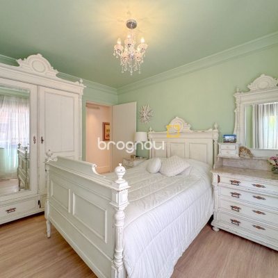 Apartamento com 325m², 4 quartos (sendo 2 suítes), 3 garagens, no bairro Centro em Florianópolis