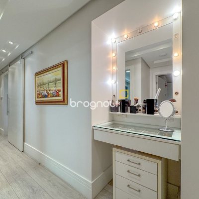 Apartamento com 325m², 4 quartos (sendo 2 suítes), 3 garagens, no bairro Centro em Florianópolis