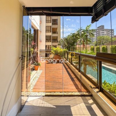 Apartamento com 325m², 4 quartos (sendo 2 suítes), 3 garagens, no bairro Centro em Florianópolis