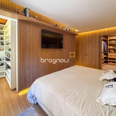 Apartamento com 325m², 4 quartos (sendo 2 suítes), 3 garagens, no bairro Centro em Florianópolis