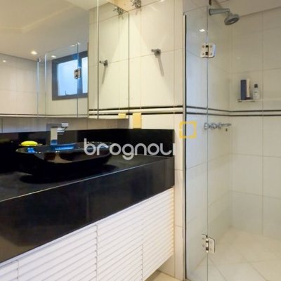 Apartamento com 325m², 4 quartos (sendo 2 suítes), 3 garagens, no bairro Centro em Florianópolis