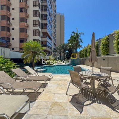 Apartamento com 325m², 4 quartos (sendo 2 suítes), 3 garagens, no bairro Centro em Florianópolis