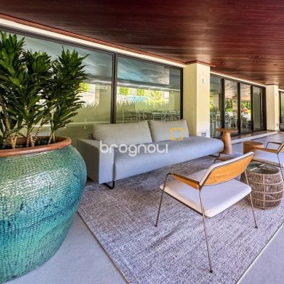 Apartamento com 325m², 4 quartos (sendo 2 suítes), 3 garagens, no bairro Centro em Florianópolis