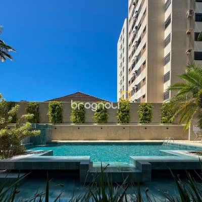 Apartamento com 325m², 4 quartos (sendo 2 suítes), 3 garagens, no bairro Centro em Florianópolis