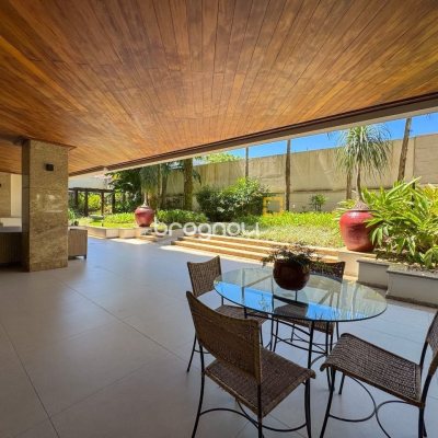 Apartamento com 325m², 4 quartos (sendo 2 suítes), 3 garagens, no bairro Centro em Florianópolis