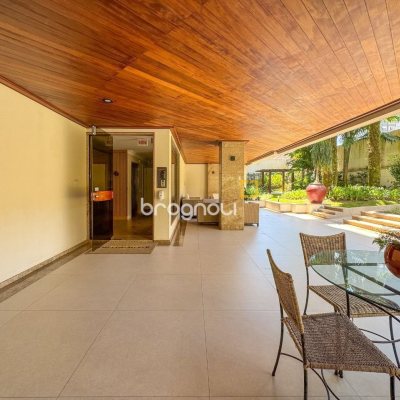 Apartamento com 325m², 4 quartos (sendo 2 suítes), 3 garagens, no bairro Centro em Florianópolis