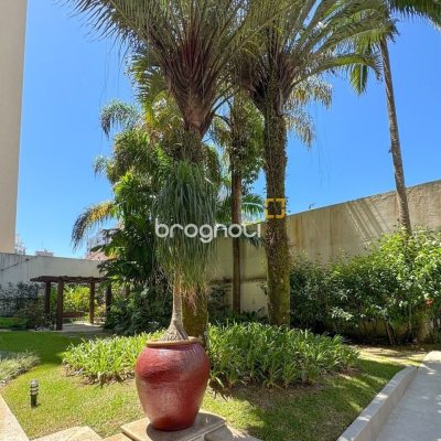 Apartamento com 325m², 4 quartos (sendo 2 suítes), 3 garagens, no bairro Centro em Florianópolis