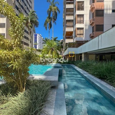 Apartamento com 325m², 4 quartos (sendo 2 suítes), 3 garagens, no bairro Centro em Florianópolis