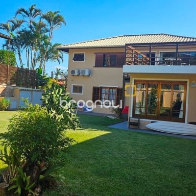 Casa de Condomínio com 240m², 4 quartos (sendo 3 suítes), 1 garagem, no bairro Sambaqui em Florianópolis