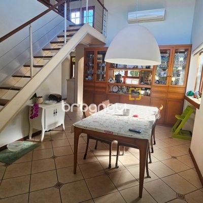 Casa de Condomínio com 240m², 4 quartos (sendo 3 suítes), 1 garagem, no bairro Sambaqui em Florianópolis