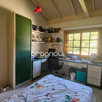 Casa de Condomínio com 240m², 4 quartos (sendo 3 suítes), 1 garagem, no bairro Sambaqui em Florianópolis