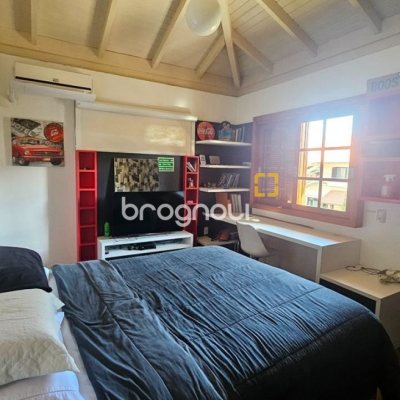 Casa de Condomínio com 240m², 4 quartos (sendo 3 suítes), 1 garagem, no bairro Sambaqui em Florianópolis