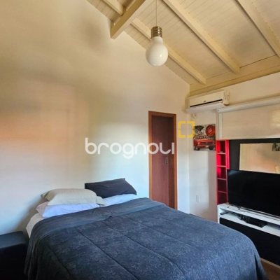 Casa de Condomínio com 240m², 4 quartos (sendo 3 suítes), 1 garagem, no bairro Sambaqui em Florianópolis