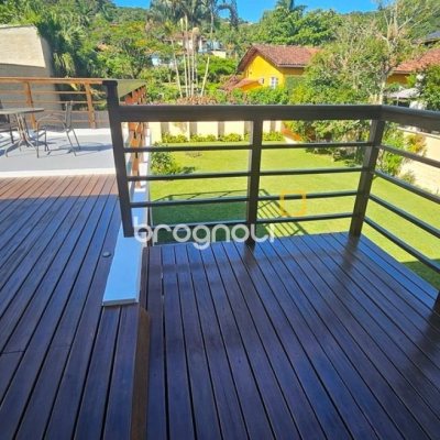 Casa de Condomínio com 240m², 4 quartos (sendo 3 suítes), 1 garagem, no bairro Sambaqui em Florianópolis