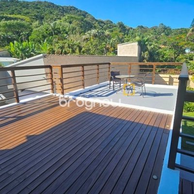 Casa de Condomínio com 240m², 4 quartos (sendo 3 suítes), 1 garagem, no bairro Sambaqui em Florianópolis