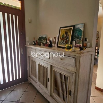 Casa de Condomínio com 240m², 4 quartos (sendo 3 suítes), 1 garagem, no bairro Sambaqui em Florianópolis