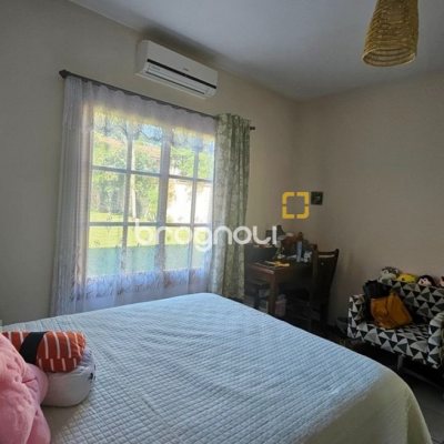 Casa de Condomínio com 240m², 4 quartos (sendo 3 suítes), 1 garagem, no bairro Sambaqui em Florianópolis