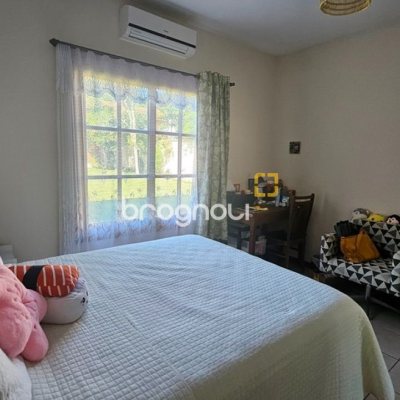 Casa de Condomínio com 240m², 4 quartos (sendo 3 suítes), 1 garagem, no bairro Sambaqui em Florianópolis