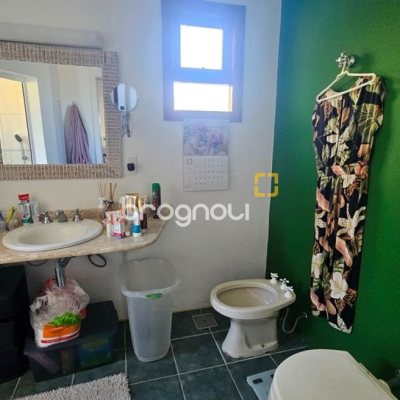 Casa de Condomínio com 240m², 4 quartos (sendo 3 suítes), 1 garagem, no bairro Sambaqui em Florianópolis