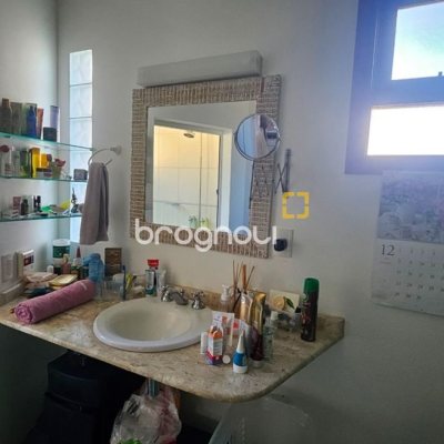 Casa de Condomínio com 240m², 4 quartos (sendo 3 suítes), 1 garagem, no bairro Sambaqui em Florianópolis