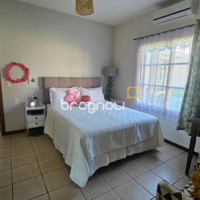 Casa de Condomínio com 240m², 4 quartos (sendo 3 suítes), 1 garagem, no bairro Sambaqui em Florianópolis