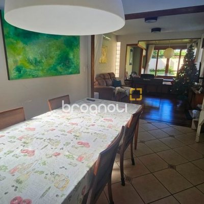 Casa de Condomínio com 240m², 4 quartos (sendo 3 suítes), 1 garagem, no bairro Sambaqui em Florianópolis