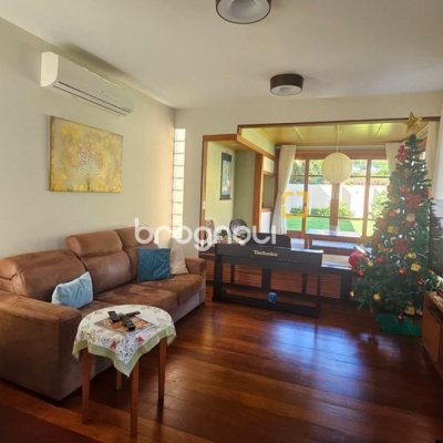 Casa de Condomínio com 240m², 4 quartos (sendo 3 suítes), 1 garagem, no bairro Sambaqui em Florianópolis