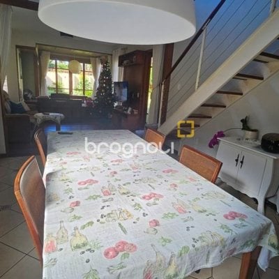 Casa de Condomínio com 240m², 4 quartos (sendo 3 suítes), 1 garagem, no bairro Sambaqui em Florianópolis