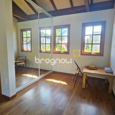 Casa de Condomínio com 240m², 4 quartos (sendo 3 suítes), 1 garagem, no bairro Sambaqui em Florianópolis