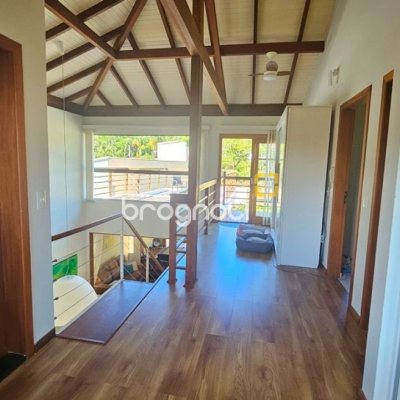Casa de Condomínio com 240m², 4 quartos (sendo 3 suítes), 1 garagem, no bairro Sambaqui em Florianópolis