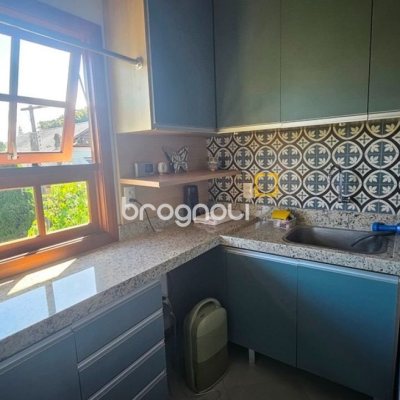 Casa de Condomínio com 240m², 4 quartos (sendo 3 suítes), 1 garagem, no bairro Sambaqui em Florianópolis