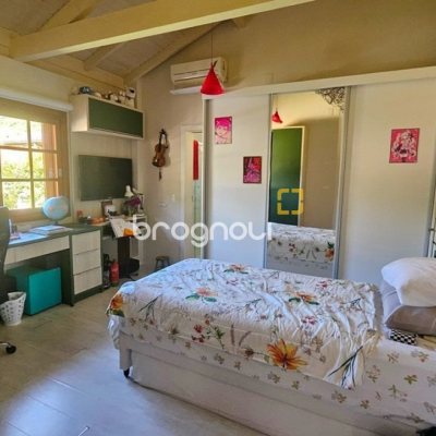 Casa de Condomínio com 240m², 4 quartos (sendo 3 suítes), 1 garagem, no bairro Sambaqui em Florianópolis
