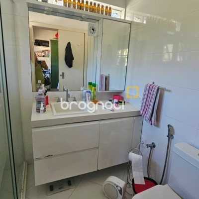 Casa de Condomínio com 240m², 4 quartos (sendo 3 suítes), 1 garagem, no bairro Sambaqui em Florianópolis