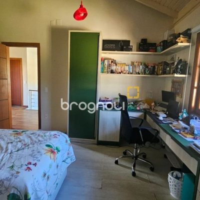 Casa de Condomínio com 240m², 4 quartos (sendo 3 suítes), 1 garagem, no bairro Sambaqui em Florianópolis