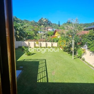 Casa de Condomínio com 240m², 4 quartos (sendo 3 suítes), 1 garagem, no bairro Sambaqui em Florianópolis