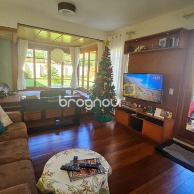 Casa de Condomínio com 240m², 4 quartos (sendo 3 suítes), 1 garagem, no bairro Sambaqui em Florianópolis