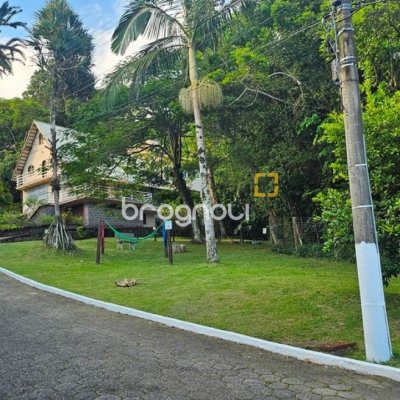 Casa de Condomínio com 240m², 4 quartos (sendo 3 suítes), 1 garagem, no bairro Sambaqui em Florianópolis