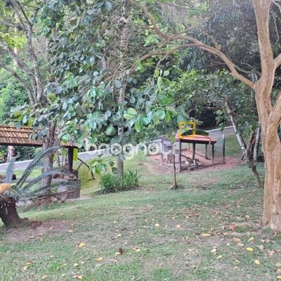 Casa de Condomínio com 240m², 4 quartos (sendo 3 suítes), 1 garagem, no bairro Sambaqui em Florianópolis
