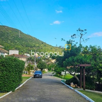 Casa de Condomínio com 240m², 4 quartos (sendo 3 suítes), 1 garagem, no bairro Sambaqui em Florianópolis