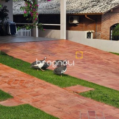 Casa de Condomínio com 240m², 4 quartos (sendo 3 suítes), 1 garagem, no bairro Sambaqui em Florianópolis