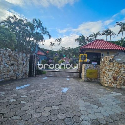 Casa de Condomínio com 240m², 4 quartos (sendo 3 suítes), 1 garagem, no bairro Sambaqui em Florianópolis