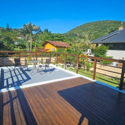 Casa de Condomínio com 240m², 4 quartos (sendo 3 suítes), 1 garagem, no bairro Sambaqui em Florianópolis