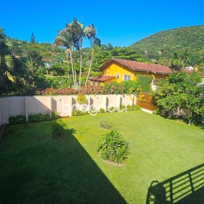 Casa de Condomínio com 240m², 4 quartos (sendo 3 suítes), 1 garagem, no bairro Sambaqui em Florianópolis