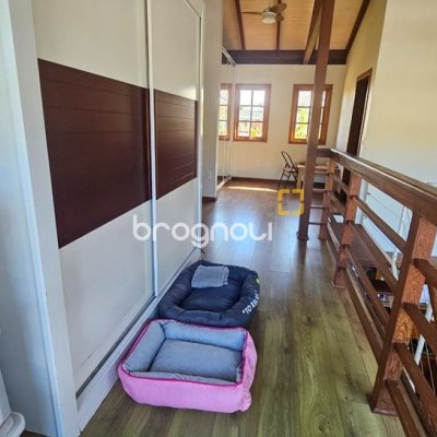 Casa de Condomínio com 240m², 4 quartos (sendo 3 suítes), 1 garagem, no bairro Sambaqui em Florianópolis