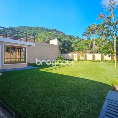 Casa de Condomínio com 240m², 4 quartos (sendo 3 suítes), 1 garagem, no bairro Sambaqui em Florianópolis