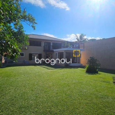 Casa de Condomínio com 240m², 4 quartos (sendo 3 suítes), 1 garagem, no bairro Sambaqui em Florianópolis