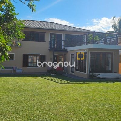 Casa de Condomínio com 240m², 4 quartos (sendo 3 suítes), 1 garagem, no bairro Sambaqui em Florianópolis