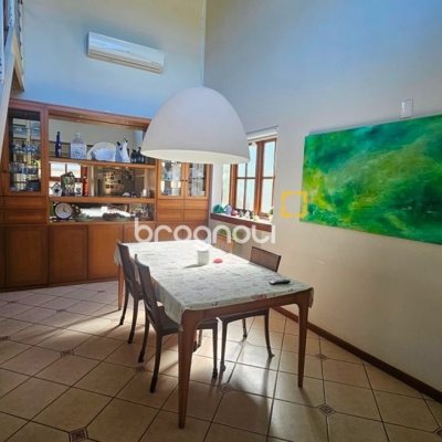 Casa de Condomínio com 240m², 4 quartos (sendo 3 suítes), 1 garagem, no bairro Sambaqui em Florianópolis